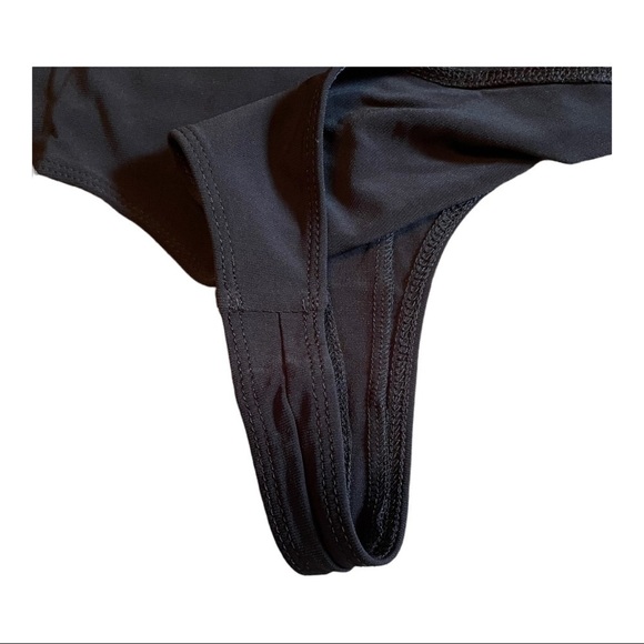 Leith DOUBLE SCOOP LONG SLEEVE THONG BODYSUIT IN BLACK - Picture 4 of 11